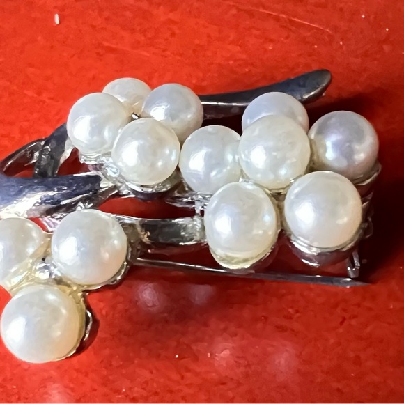 Vintage faux pearls and silver tone brooch - Picture 3 of 5